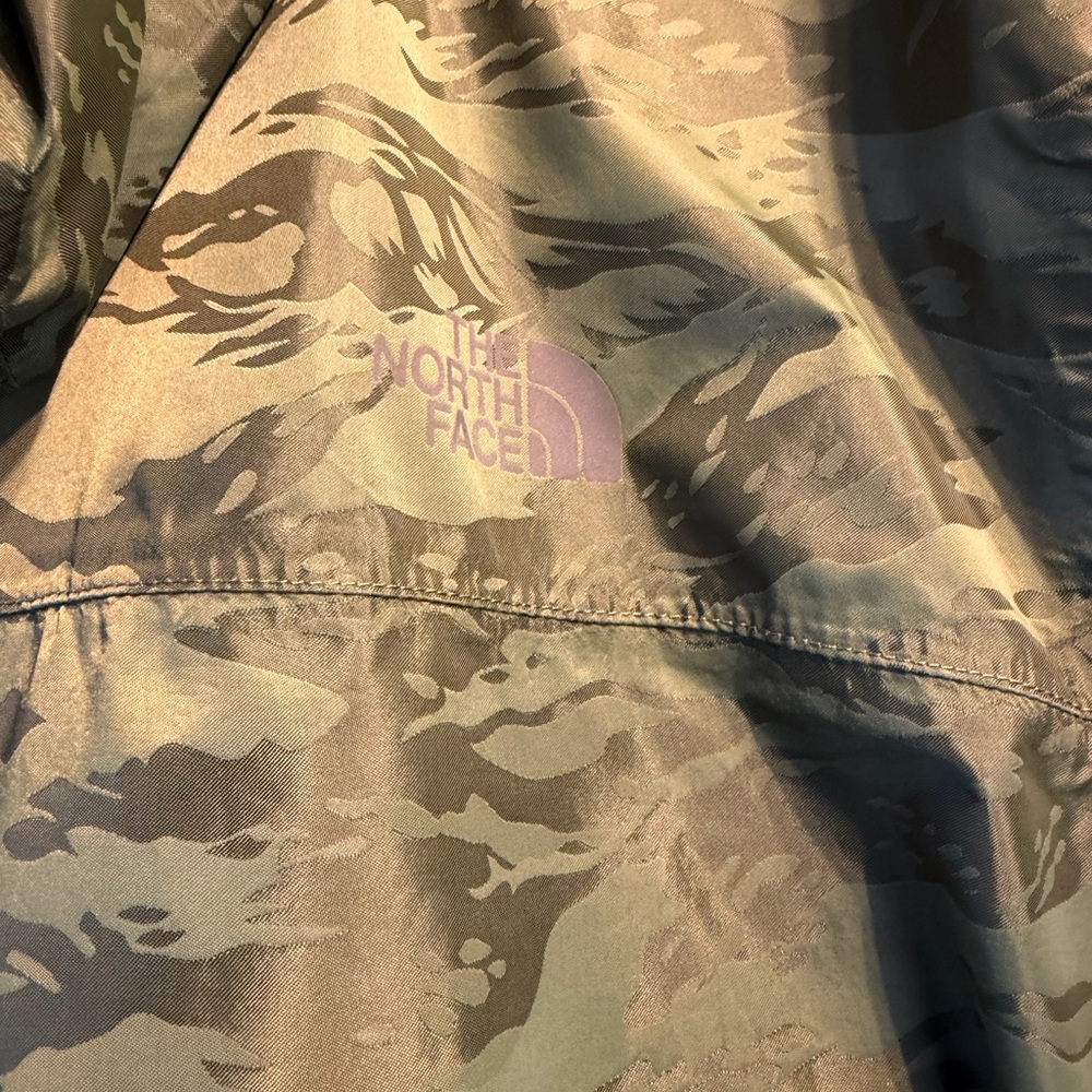 The North Face Green Camo Lightweight Hooded Jacket - Picture 9 of 10